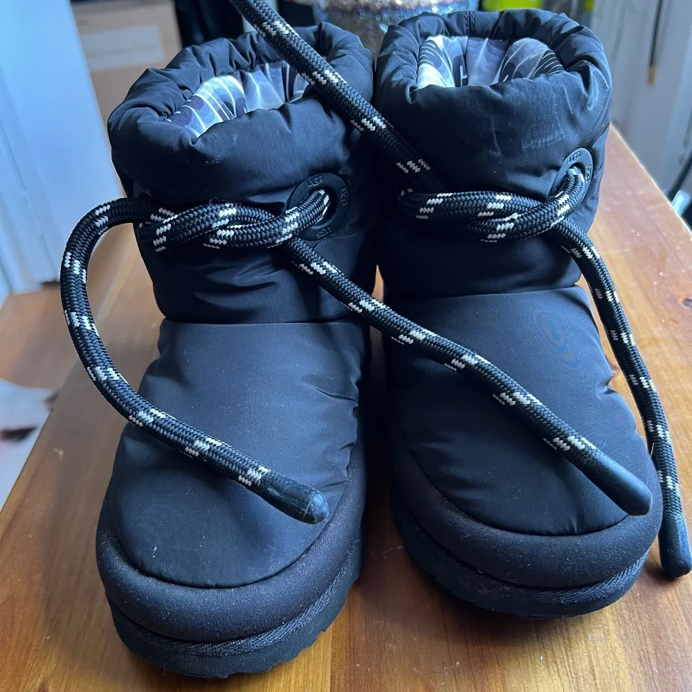 EUC Ugg Maxi Short Puffer Boot Kids 1 - Picture 6 of 6